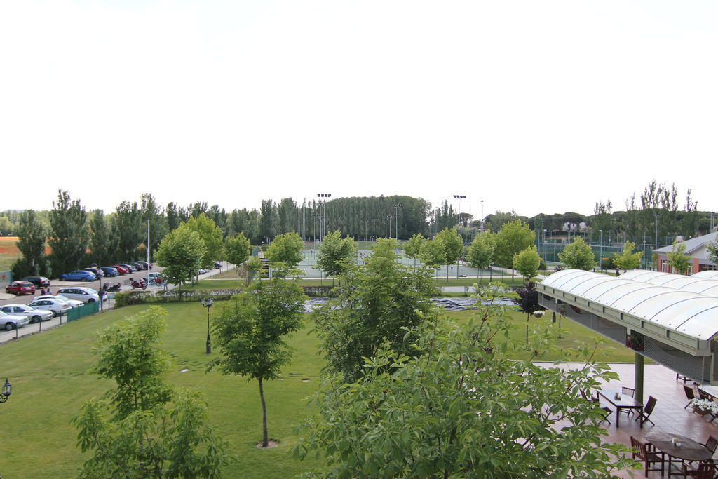 Hotel Lasa Sport Valladolid Kültér fotó